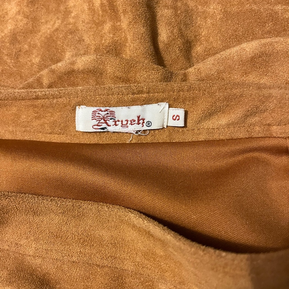 FREE WITH PURCHASE Aryeh faux suede mini skirt - Picture 4 of 4